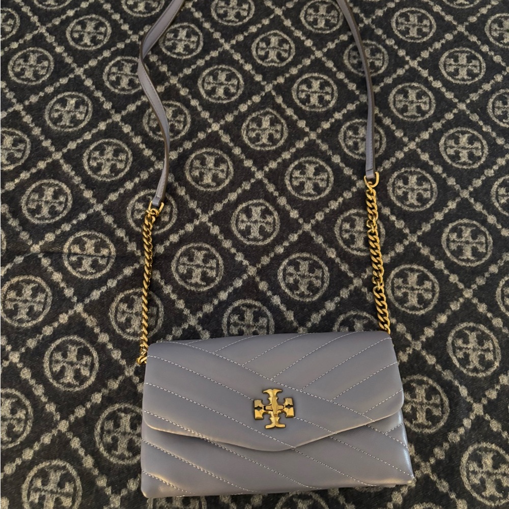 Tory Burch Quilted Crossbody and Card Holder in Light Purple with Gold Accents - Picture 4 of 5